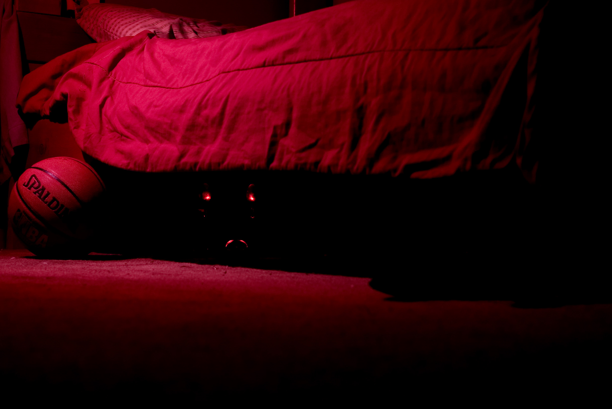 Страшные монстры под кроватью